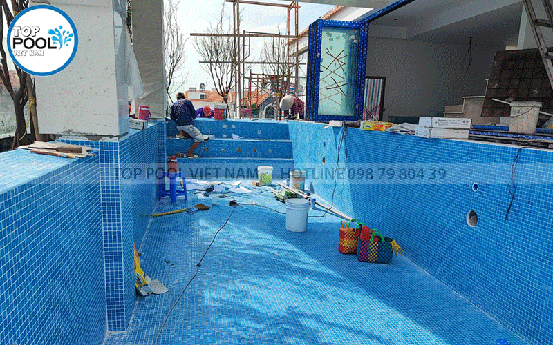 xây dựng hồ bơi trên sân thương