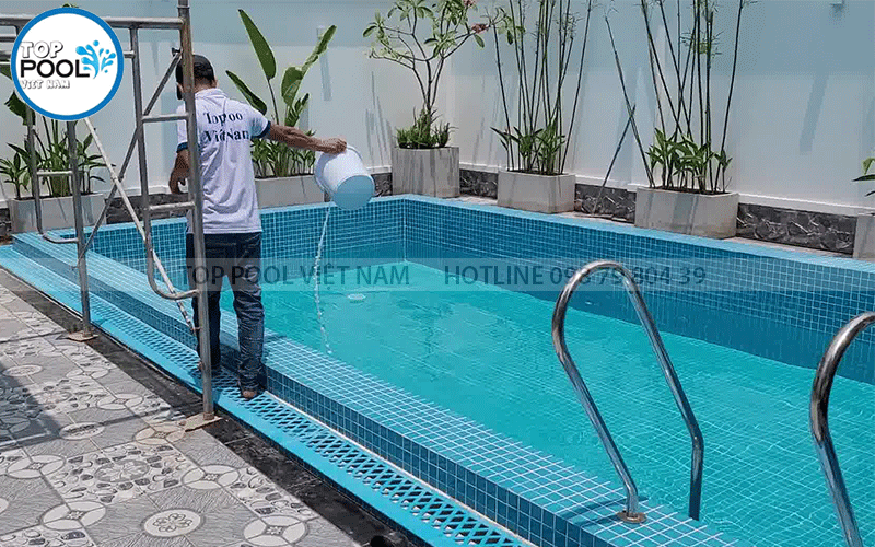 đổ hóa chất thủ công cho hồ bơi